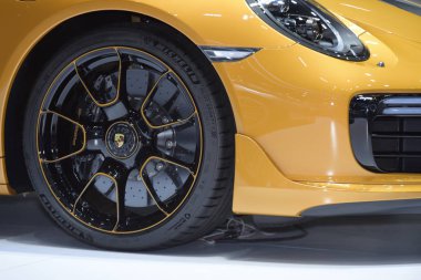 Arabanın iç kısımları ve şeritleri. Parçaları çok güzel. Araba farları şık görünüyor..