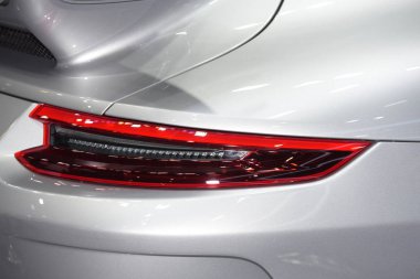 Arabanın iç kısımları ve şeritleri. Parçaları çok güzel. Araba farları şık görünüyor..