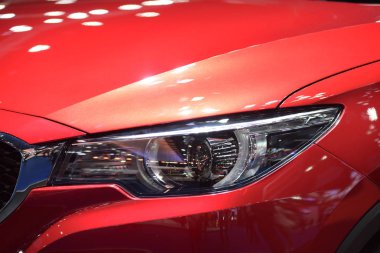 Arabanın iç kısımları ve şeritleri. Parçaları çok güzel. Araba farları şık görünüyor..