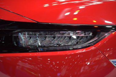 Arabanın iç kısımları ve şeritleri. Parçaları çok güzel. Araba farları şık görünüyor..