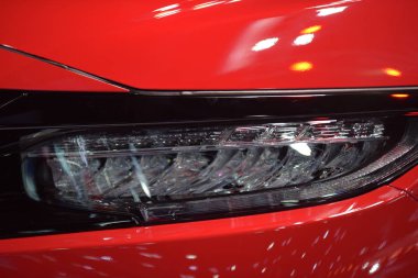 Arabanın iç kısımları ve şeritleri. Parçaları çok güzel. Araba farları şık görünüyor..