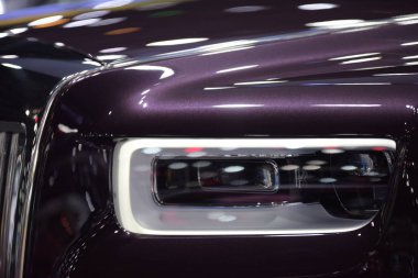 Arabanın iç kısımları ve şeritleri. Parçaları çok güzel. Araba farları şık görünüyor..