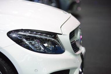 Arabanın iç kısımları ve şeritleri. Parçaları çok güzel. Araba farları şık görünüyor..