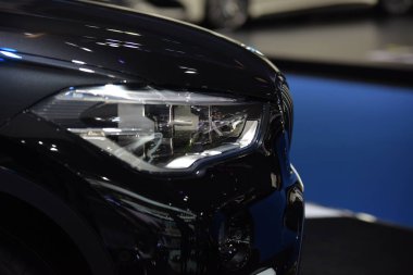 Arabanın iç kısımları ve şeritleri. Parçaları çok güzel. Araba farları şık görünüyor..