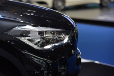 Arabanın iç kısımları ve şeritleri. Parçaları çok güzel. Araba farları şık görünüyor..