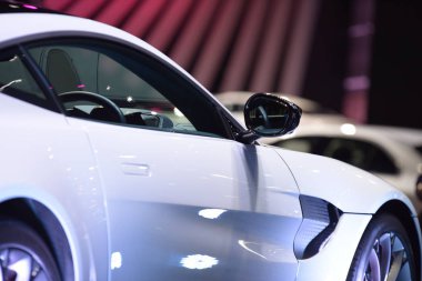 Arabanın iç kısımları ve şeritleri. Parçaları çok güzel. Araba farları şık görünüyor..