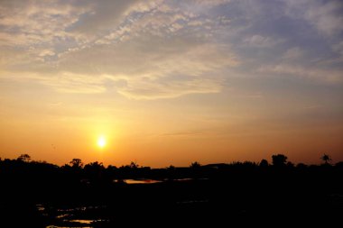 Renkli gökyüzü günbatımı. Sunrise ülke tarafında. Turuncu bulutlar akşamları güneş ışığı yansıtacak.