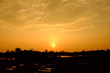 Renkli gökyüzü günbatımı. Sunrise ülke tarafında. Turuncu bulutlar akşamları güneş ışığı yansıtacak.