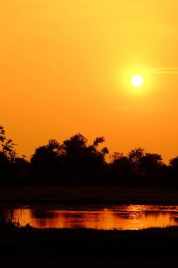 Günbatımı turuncu shad altın gökyüzü, güzel bulut, güneş ışığı, ışık ile.
