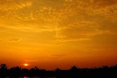 Alanın ortasında güzel altın gökyüzü günbatımı.