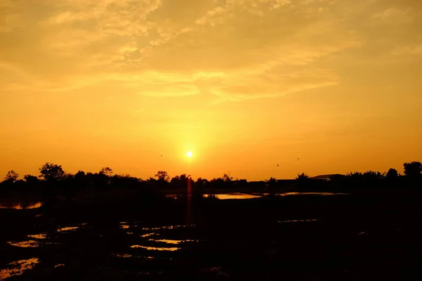 Cielo Colorato Tramonto Alba Campagna Nuvole Arancioni Riflettono Luce Del — Foto Stock