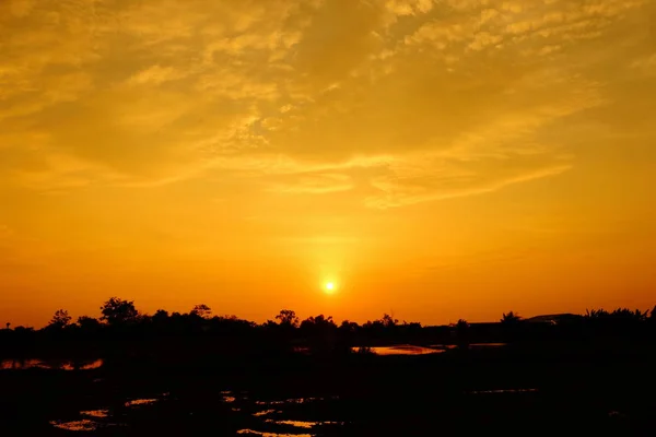 夕暮れ時のカラフルな空 国の側面での日の出 オレンジ色の雲が夕方に太陽光を反射します — ストック写真