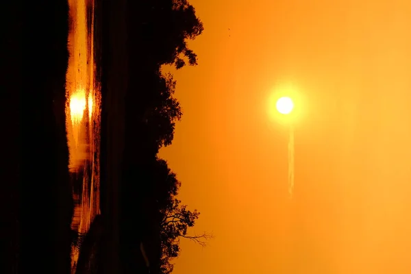夕暮れ時のカラフルな空 国の側面での日の出 オレンジ色の雲が夕方に太陽光を反射します — ストック写真
