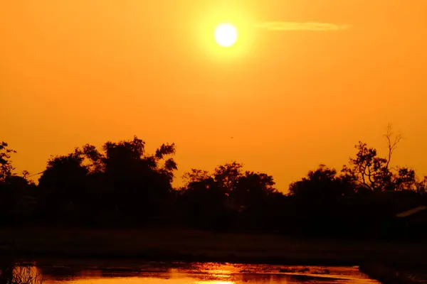 Sonnenuntergang Mit Orangefarbenem Goldenem Himmel Schönen Wolken Sonnenlicht Licht — Stockfoto