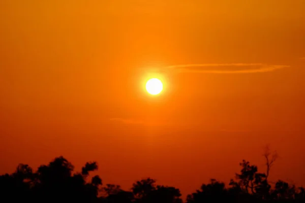 Puesta Sol Con Sombra Naranja Cielo Dorado Hermosa Nube Luz — Foto de Stock