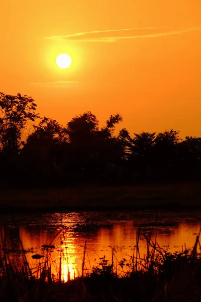 Sonnenuntergang Mit Orangefarbenem Goldenem Himmel Schönen Wolken Sonnenlicht Licht — Stockfoto