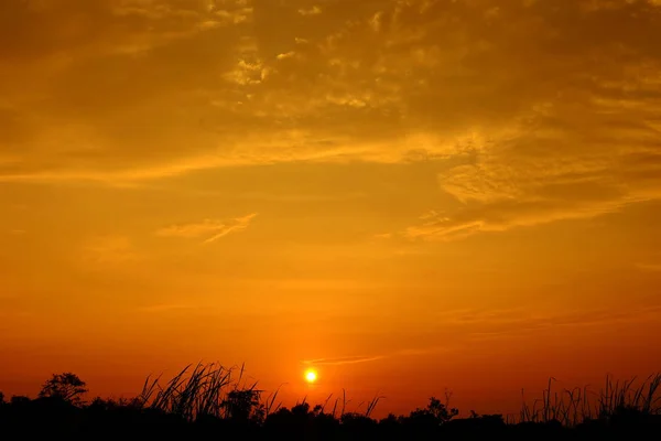 Puesta Sol Con Sombra Naranja Cielo Dorado Hermosa Nube Luz — Foto de Stock