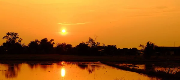 Sonnenuntergang Mit Orangefarbenem Goldenem Himmel Schönen Wolken Sonnenlicht Licht — Stockfoto