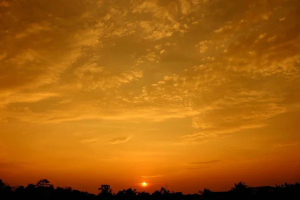 Красочное Небо Закате Оранжевые Облака Отражают Солнечный Свет Вечером — стоковое фото