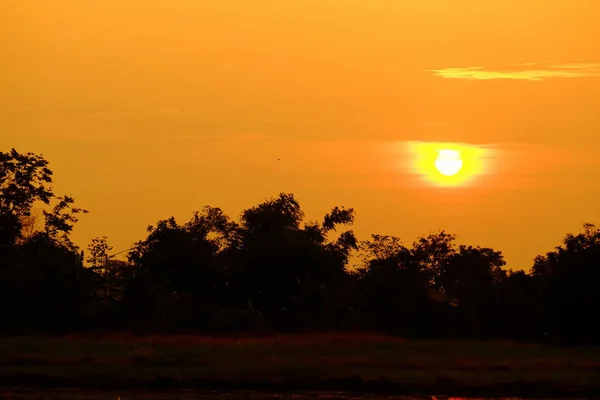Kolorowe Niebo Zachodzie Słońca Wschód Słońca Kraju Stronie Pomarańczowe Chmury — Zdjęcie stockowe