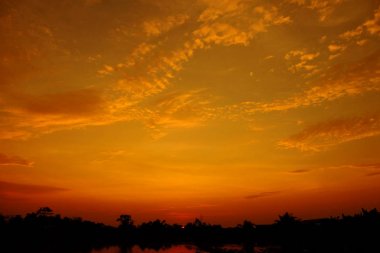 Güzel bulutlu gökyüzü günbatımı. Denizde güzel bulutlu gün batımı.