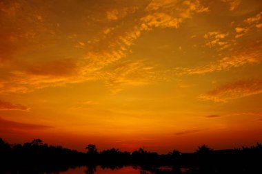 Güzel bulutlu gökyüzü günbatımı. Denizde güzel bulutlu gün batımı.