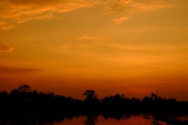 Güzel bulutlu gökyüzü günbatımı. Denizde güzel bulutlu gün batımı.