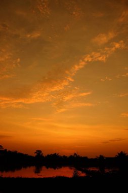 Güzel bulutlu gökyüzü günbatımı. Denizde güzel bulutlu gün batımı.