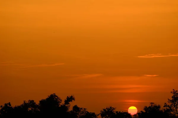 Puesta Sol Con Hermoso Cielo Dorado Medio Del Campo — Foto de Stock