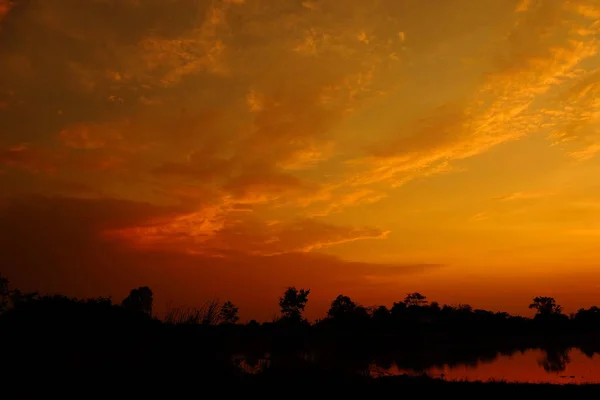 フィールドの真ん中に美しい青空と夕焼け — ストック写真