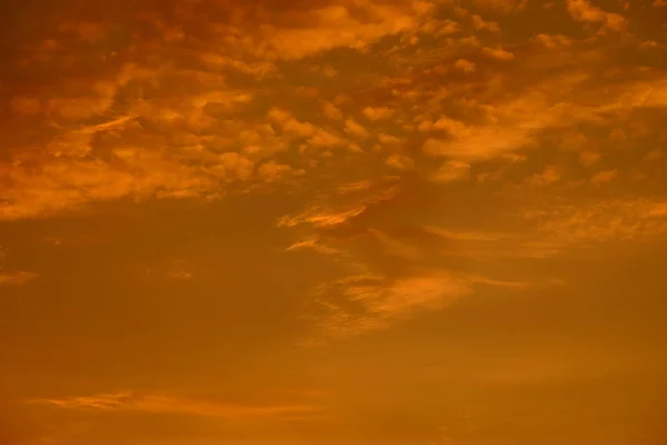 美しい曇り夕焼け空 曇り海夕陽が美しい — ストック写真