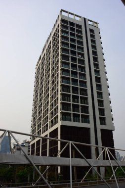 Gökyüzü arka planda gökdelen binası