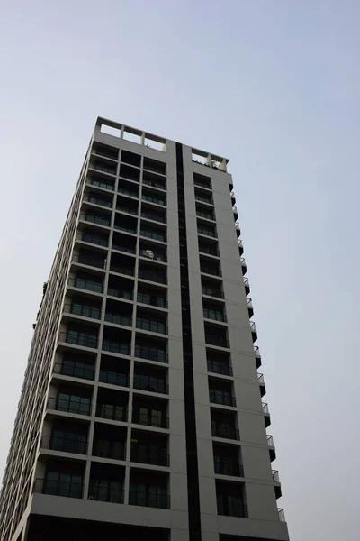 Edificio Rascacielos Fondo Del Cielo —  Fotos de Stock