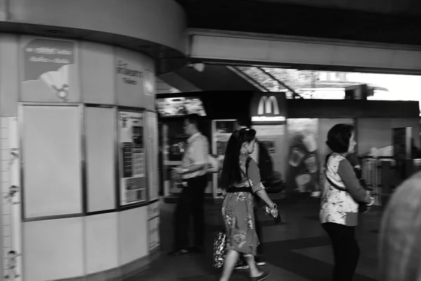 Ασπρόμαυρη Φωτογραφία Των Ανθρώπων Που Περπατούν Στο Σταθμό Του Μετρό — Φωτογραφία Αρχείου