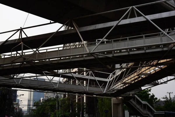 Железный Мост Городе Днем — стоковое фото