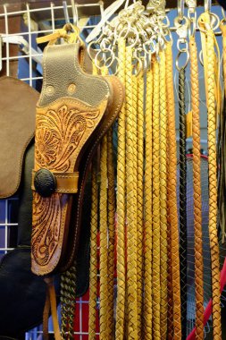 Lake görünümü orada güzel bulutlu bir gökyüzü ise yeşil dağların ağaçları ile.