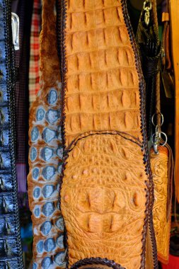 Lake görünümü orada güzel bulutlu bir gökyüzü ise yeşil dağların ağaçları ile.