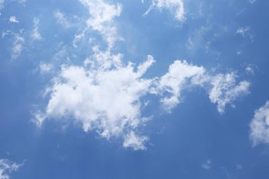 Lake görünümü orada güzel bulutlu bir gökyüzü ise yeşil dağların ağaçları ile.