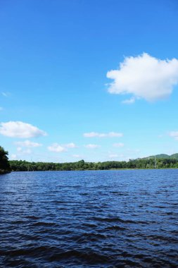 Lake görünümü orada güzel bulutlu bir gökyüzü ise yeşil dağların ağaçları ile.