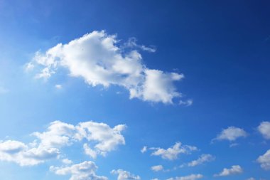 Lake görünümü orada güzel bulutlu bir gökyüzü ise yeşil dağların ağaçları ile.