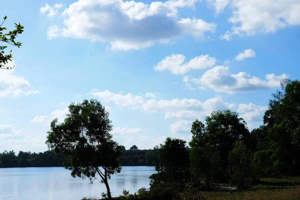 Vista Lago Céu Com Belas Nuvens Montanhas Verdes Com Árvores — Fotografia de Stock