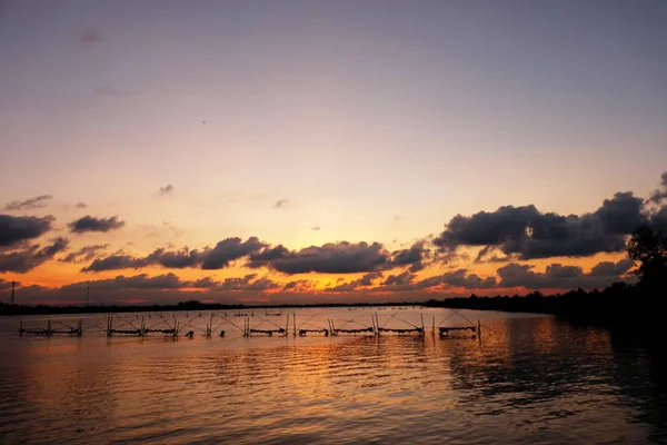 日落在湖和天空与金黄云彩 和美丽的水反射 日落后的湖面上 — 图库照片