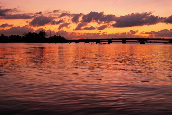 Puesta Sol Lago Cielo Con Nubes Doradas Hermoso Reflejo Del — Foto de Stock