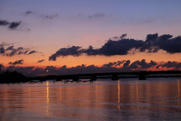 Puesta Sol Lago Cielo Con Nubes Doradas Hermoso Reflejo Del —  Fotos de Stock