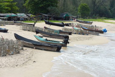 Güzel bir plaj, temiz su, güzel plajları ve dalgalar. Güneşli bir günde