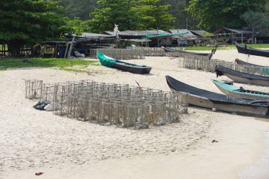 Güzel bir plaj, temiz su, güzel plajları ve dalgalar. Güneşli bir günde