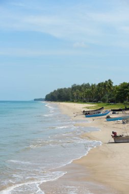 Güzel bir plaj, temiz su, güzel plajları ve dalgalar. Güneşli bir günde