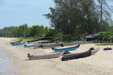Güzel bir plaj, temiz su, güzel plajları ve dalgalar. Güneşli bir günde