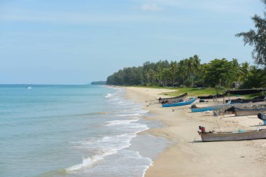 Güzel bir plaj, temiz su, güzel plajları ve dalgalar. Güneşli bir günde