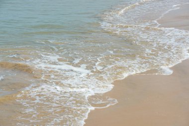Güzel bir plaj, temiz su, güzel plajları ve dalgalar. Güneşli bir günde